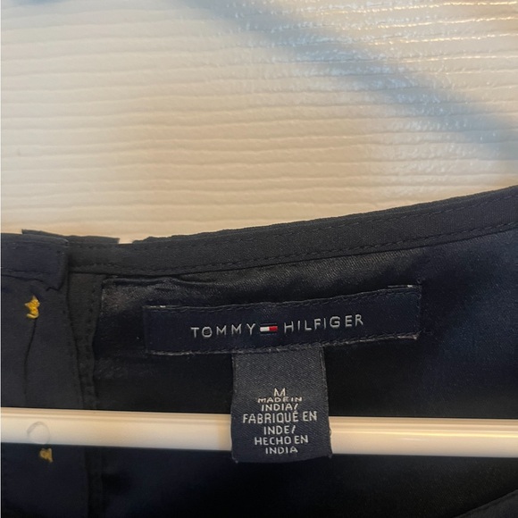 Tommy Hilfiger Med Dress elastic at the waist. Minor flaw on the left shoulder - Picture 3 of 6
